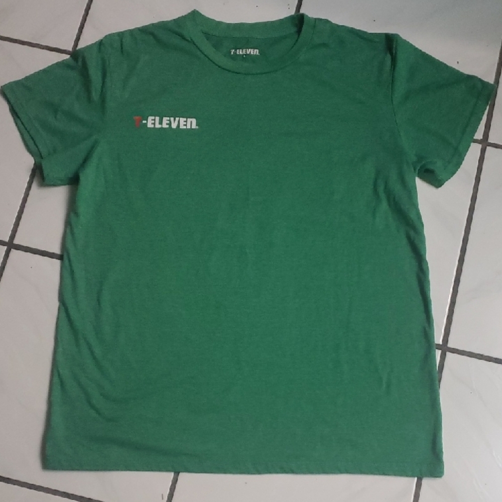 Unique brand new "old school" 7-Eleven green T-Shirt